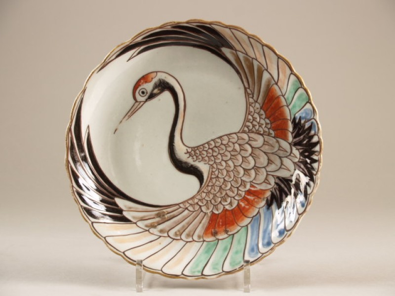 Schaal met decor van gestileerde kraanvogel met gespreide vleugels, imari